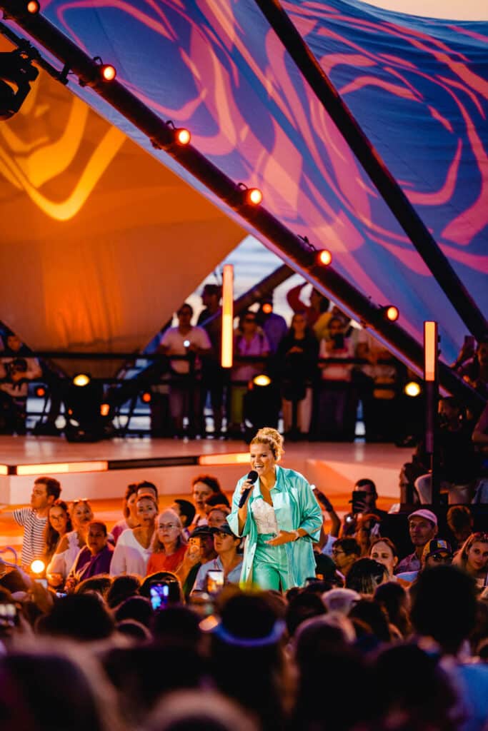 Celien Hermans zingt tussen het publiek tijdens een openluchtconcert