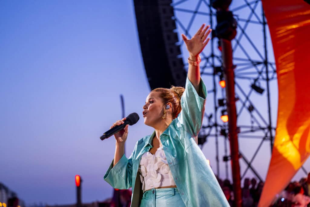 Celien Hermans zingt live tijdens de TOTZ-show 2026
